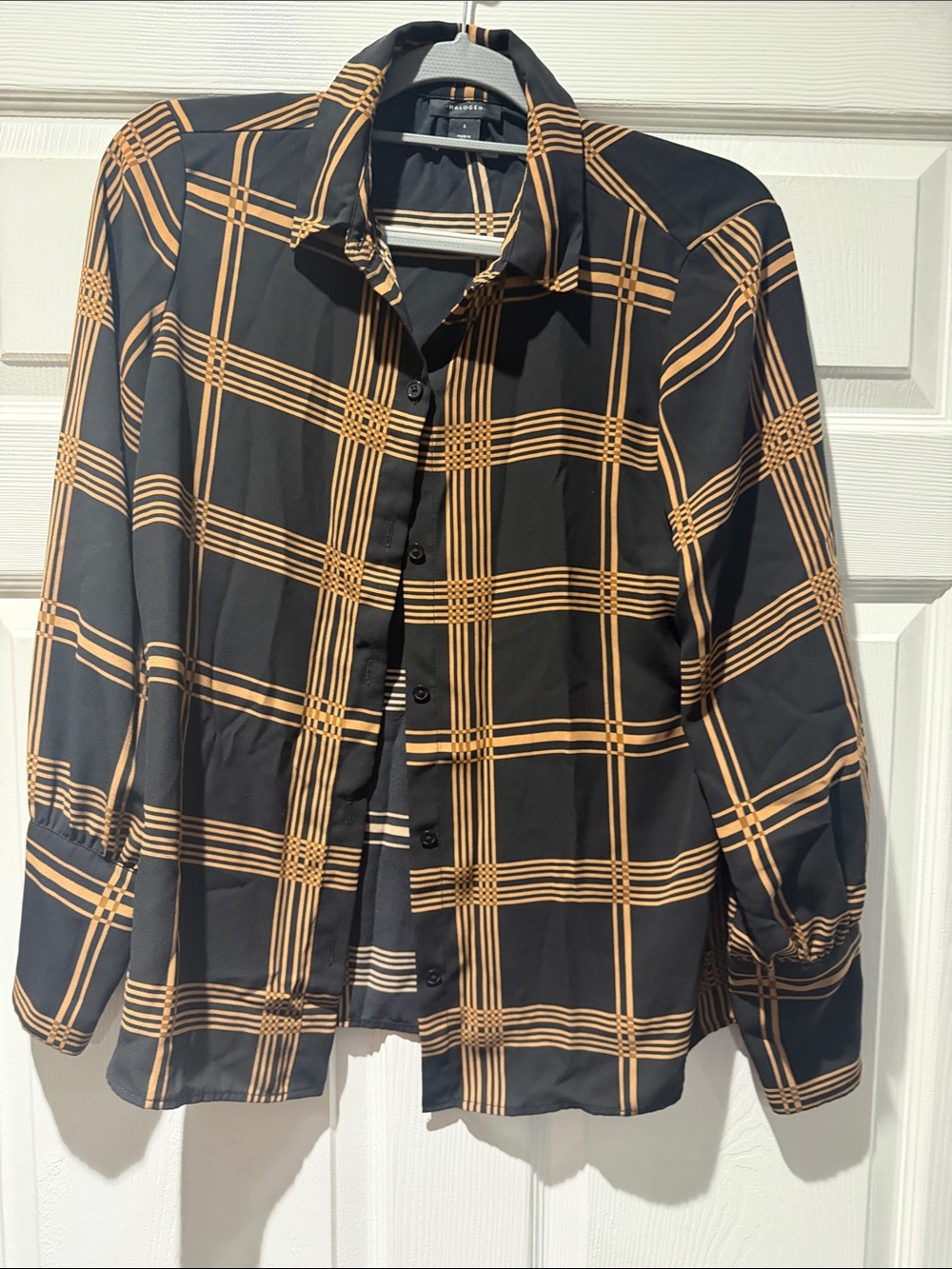 Black & Tan Plaid Long-Sleeve Button-Up Shirt